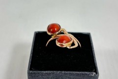 Złoty pierścionek z koralem pr.585 /w. 3,87 g/ R: 18 